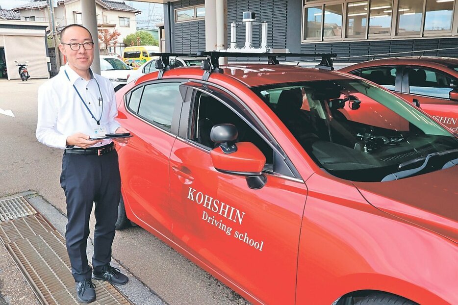 屋根にセンサーを取り付けた教習車