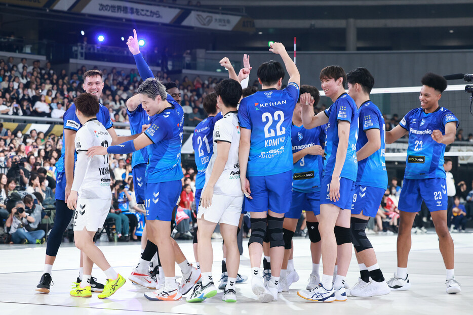 バレーボールの新リーグ、大同生命ＳＶリーグ。開幕戦が行われ、昨季Ｖリーグ１部（Ｖ１）男子２位の大阪Ｂが、同優勝のサントリーを３―０で下した。写真は、喜ぶ大阪Ｂの選手たち＝１１日、東京体育館