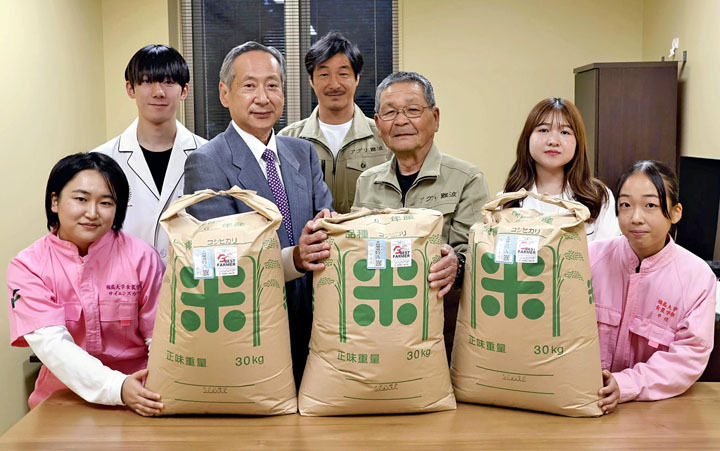 贈呈式に臨んだ憲吾さん（前列左から3人目）、荒井学類長（同2人目）ら