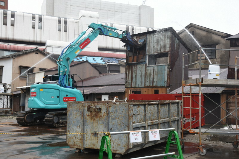 解体が始まった旦過地区の中央市場＝北九州市小倉北区魚町4の旦過地区で2024年10月28日午前9時17分、井土映美撮影