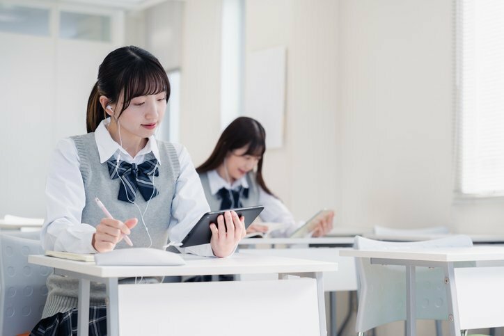 いまや授業にタブレットは必須だが…（写真はイメージ/gettyimages)