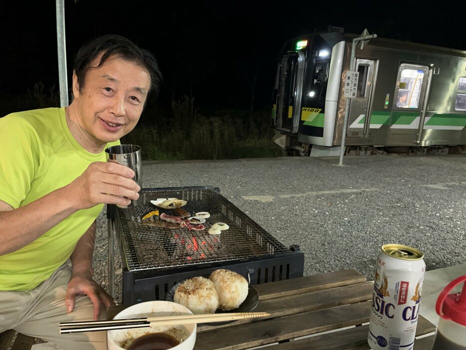 バーベキューを楽しむ筆者の山口博さん