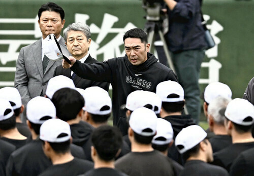 秋季練習で選手にあいさつする巨人の阿部監督（中央）（２９日午前、ジャイアンツ球場で）＝武藤要撮影