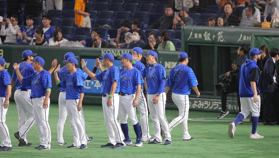 試合に勝ち佐野恵太、筒香嘉智らＤｅＮＡナインを迎える三浦大輔監督（右）（カメラ・今成　良輔）