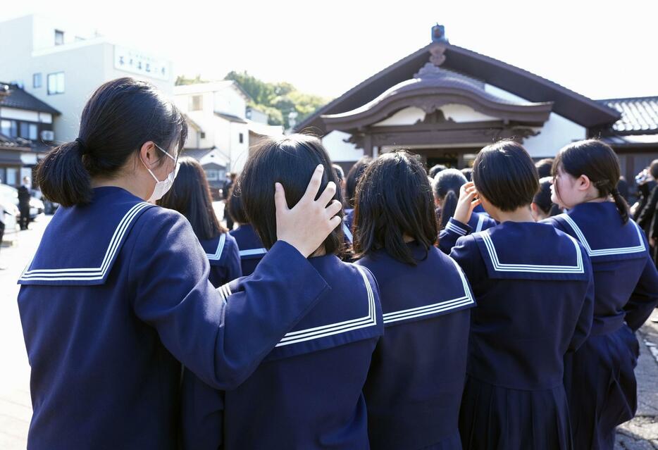 喜三翼音さんの葬儀に参列した生徒ら＝12日午前、石川県輪島市