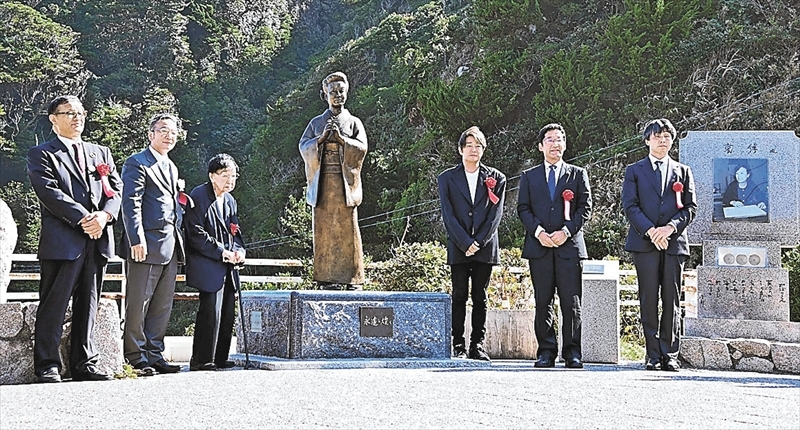 美空ひばりさんの等身大ブロンズ像を除幕した内田（右から２人目）、近藤（同３人目）、加藤（左から２人目）、石井（同３人目）の各氏