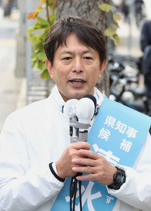 第一声を行う清水貴之氏＝31日午前、神戸市中央区（彦野公太朗撮影）