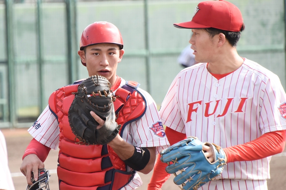 投手とのコミュニケーションを大切にしている富士大・坂本達也（博多工＝左）