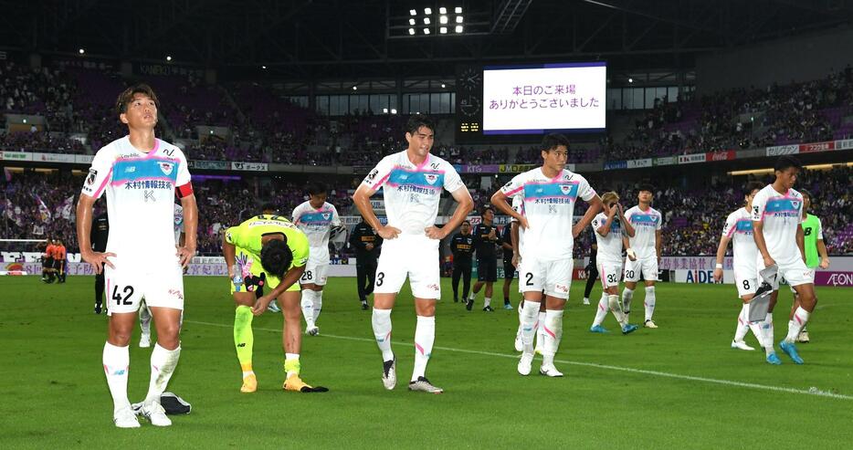 京都に敗れ、足取り重く引き揚げる鳥栖の選手たち（撮影・永田浩）