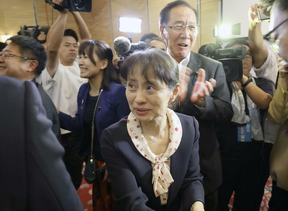 石破茂氏が自民党の新総裁に選出され、祝福される妻佳子さん＝9月、鳥取市