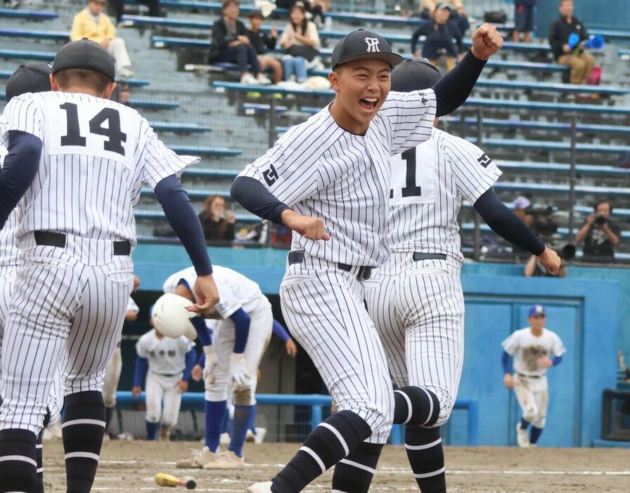 至学館に勝利し、喜ぶ常葉大菊川ナイン