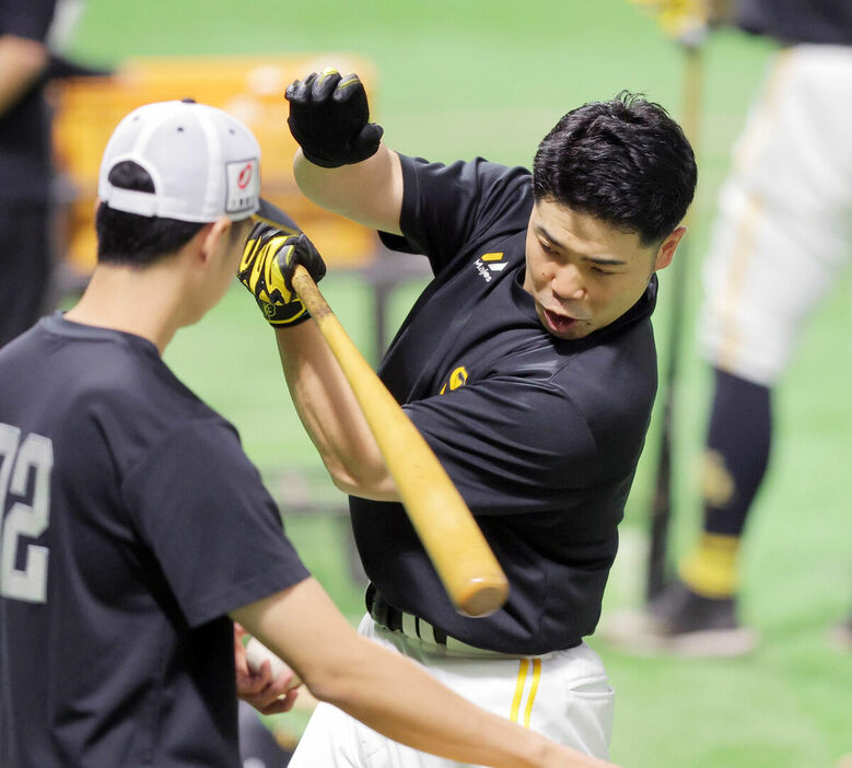 スタメン出場に備えて練習する近藤（カメラ・朝田　秀司）