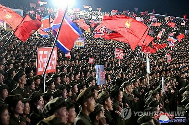 朝鮮中央通信は16日、全国各地で14、15の両日に約140万人の若者が軍への入隊や復隊を希望し、その数が毎日増加していると報じた＝（朝鮮中央通信＝聯合ニュース）≪転載・転用禁止≫