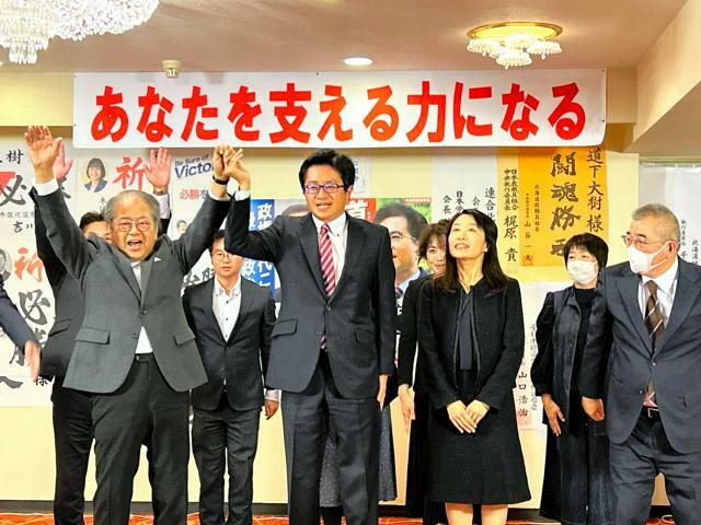 支持者の声援に応える立憲・道下大樹氏（中央）=札幌市