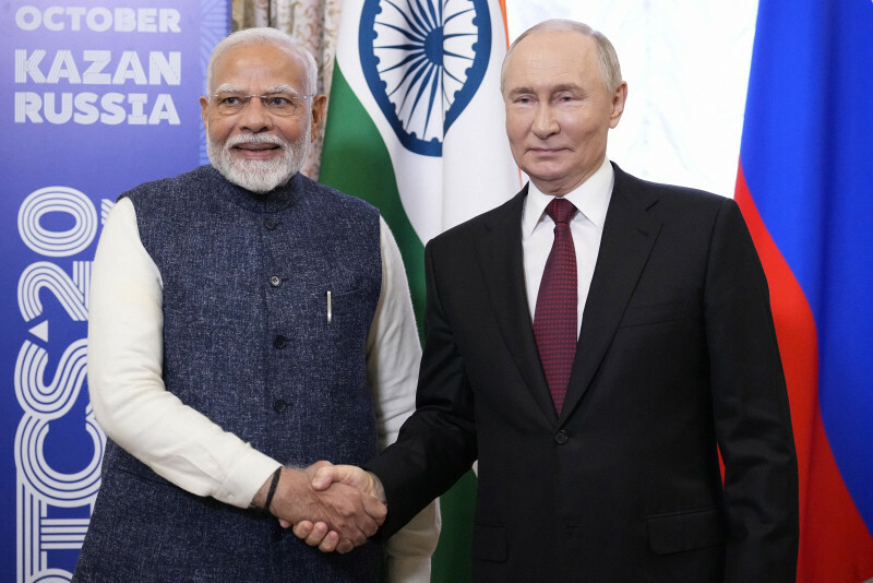 インドのモディ首相（左）と握手を交わすロシアのプーチン大統領＝ロシア中部カザンで2024年10月22日、AP