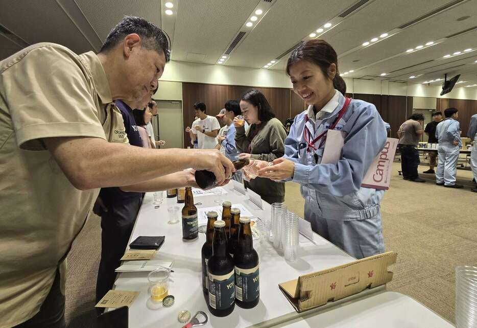 クラフトビールの試飲が行われた交流会＝横浜市のキリンビール横浜工場（高久清史撮影）