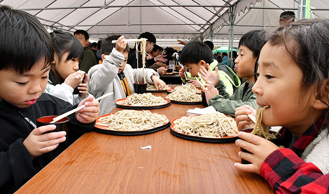 新そばを味わう来場者＝尾花沢市・徳良湖温泉花笠の湯特設会場