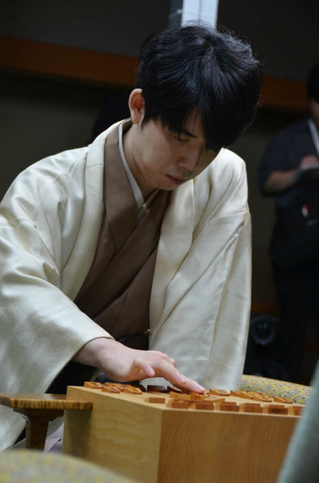 4連覇を目指して佐々木勇気八段の挑戦を受ける藤井聡太竜王（日本将棋連盟提供）