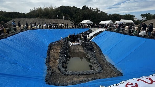 26日、山口県宇部市の長生炭鉱の坑口で行われた日帝強占期の朝鮮人労働者の追悼式に、韓日の市民や遺族らが集まっている=宇部/ホン・ソクジェ特派員