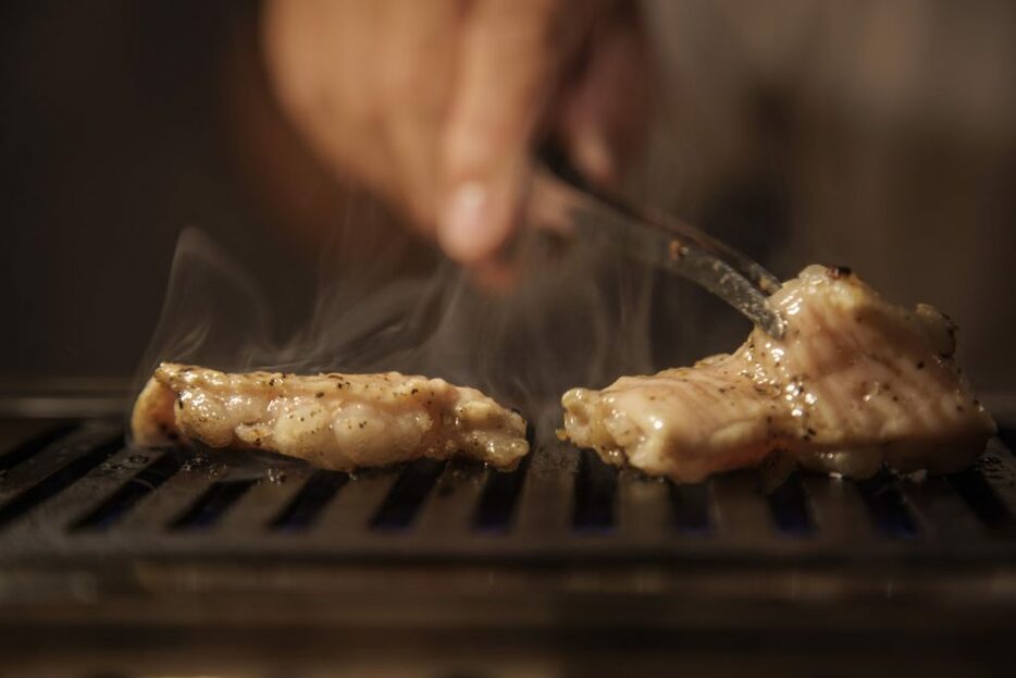 焦げないように細心の注意をはらいながら皮からしっかりと焼き、じっくりと脂に火入れするイメージで。たまに立ち込める肉汁による炎や煙の香りもご馳走に