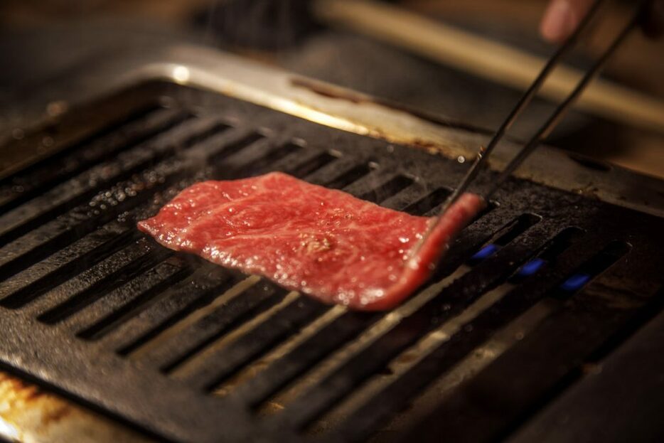 片面だけササッと焼いて、香味野菜を肉に包む