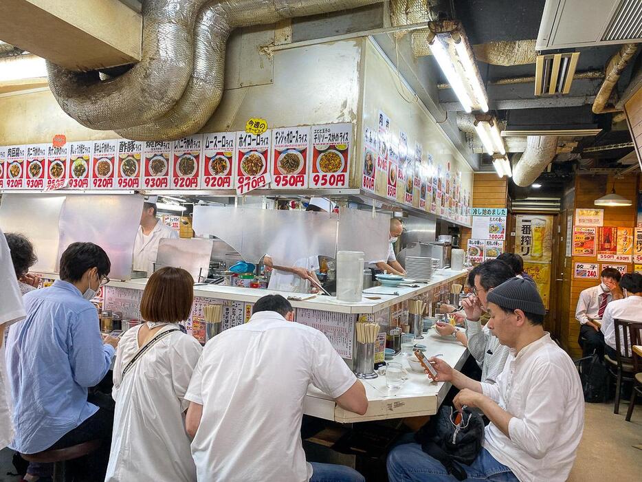 「渋谷ヨシモト∞ホール」のすぐ近く。客足の絶えない店内