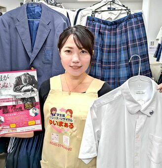 物価高で困窮するひとり親家庭の支えになりたいと、学生服の無償提供をＰＲする「ゆいまぁる」代表の與那城寿恵子さん＝２４日、浦添市内