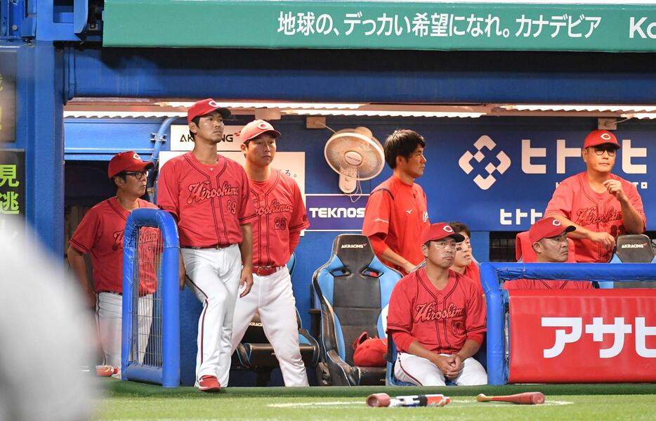 　ヤクルトに敗れた新井監督（左から３人目）ら広島ナイン（撮影・佐々木彰尚）