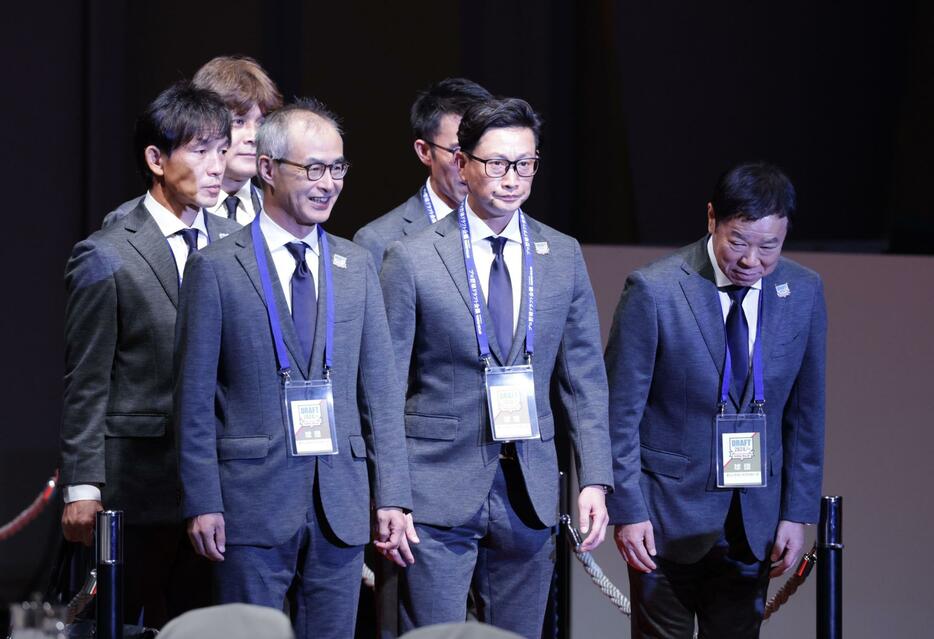 　入場する岸田監督ら（撮影・金田祐二）