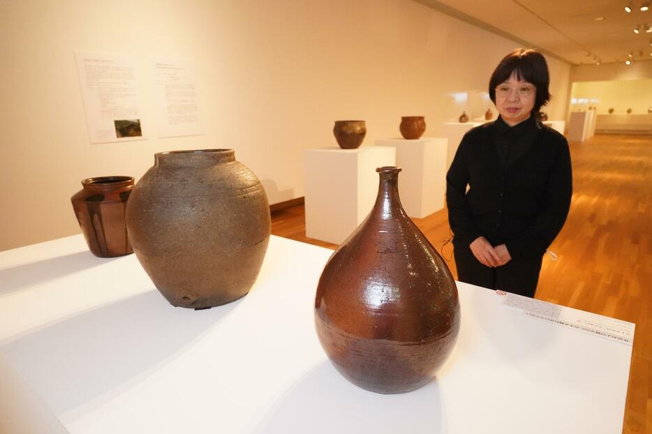 赤土部徳利「太右衛門」銘などの丹波焼が展示されたテーマ展会場＝兵庫県丹波篠山市今田町上立杭で