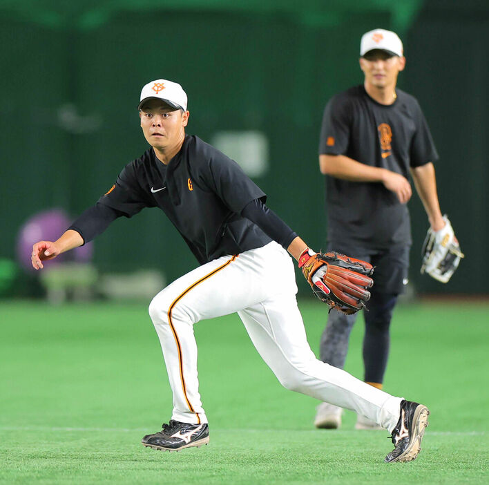 二塁の位置でノックを受ける中山（後方は吉川）