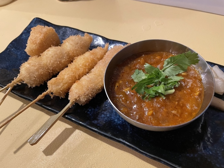 写真左から「カマンベール」「うずら」「かいせん」「ぶた」、カレーソースは「クラシック」（小サイズ）