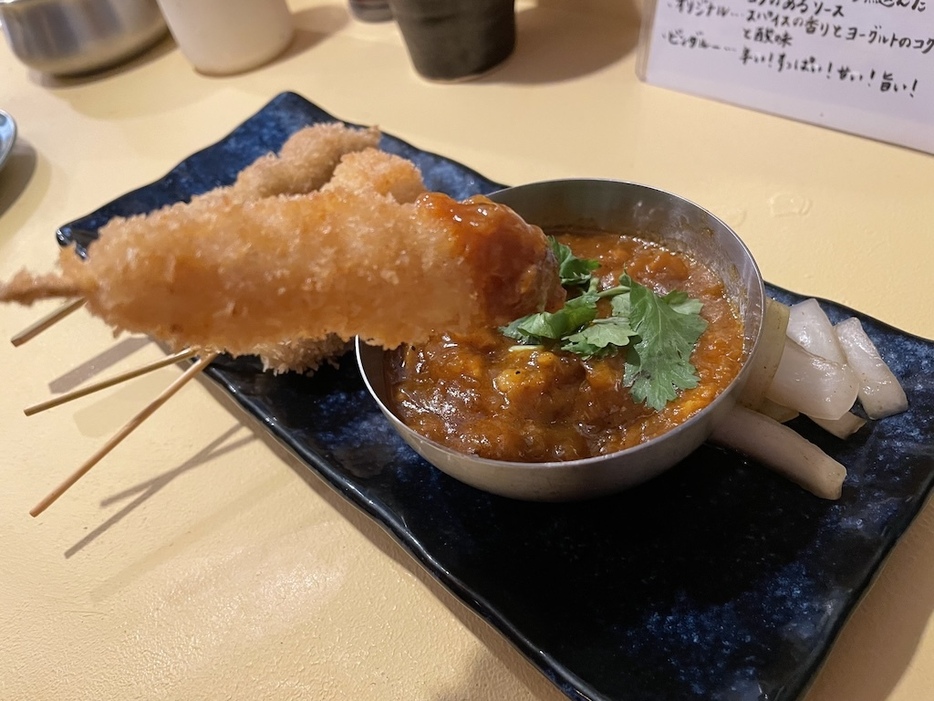 濃厚なカレーソースをつけて、いただきます！