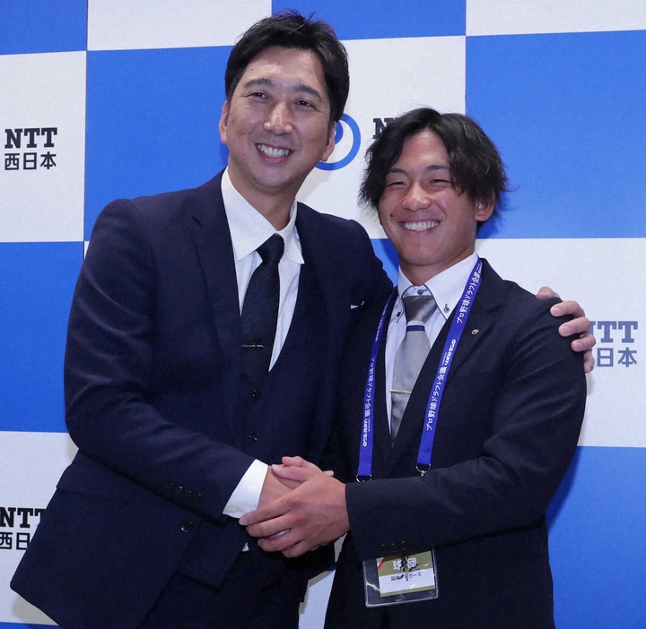 指名あいさつを終え、握手を交わす阪神・藤川監督（左）とドラフト1位のNTT西日本・伊原（撮影・後藤　大輝）