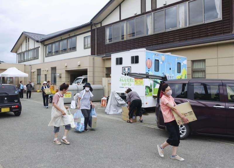 能登半島地震で被災した石川県輪島市町野町で支援物資を受け取る住民ら＝８月（画像の一部を加工しています）