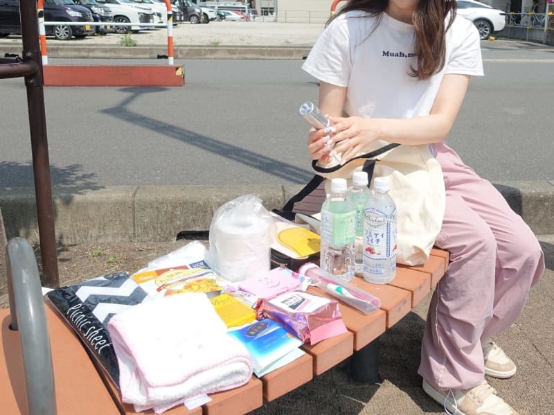 中山莉子さんと防災グッズ＝７月、埼玉県内