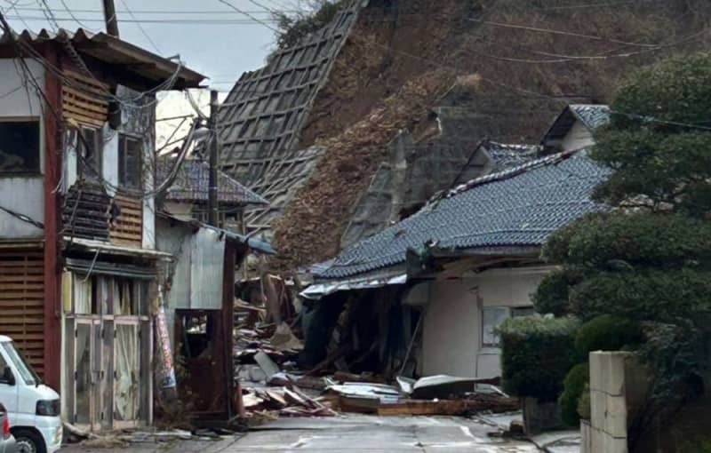 能登半島地震の発生から４日後の石川県輪島市町野町。中山莉子さんの祖父は倒壊している瓦屋根の雑貨店（右奥）のがれきの下敷きになった＝１月５日