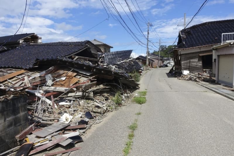 能登半島地震で倒壊した建物が残されたまま連なる石川県輪島市町野町＝８月