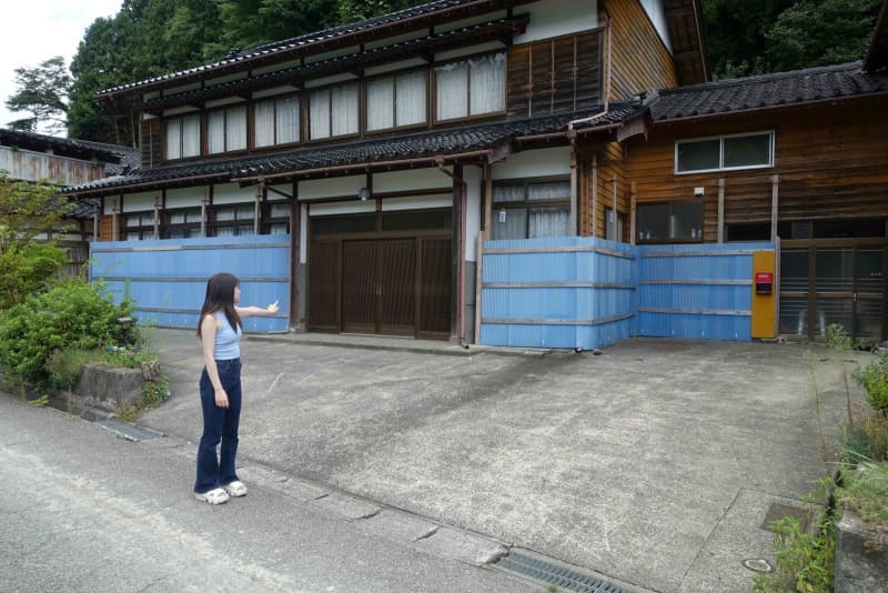 父方の祖父母宅前に立つ中山莉子さん＝８月２０日、石川県輪島市町野町