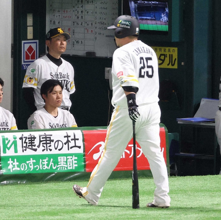 ＜ソ・D＞9回、空振り三振に倒れた山川（右）とベンチの小久保監督　（撮影・須田　麻祐子）