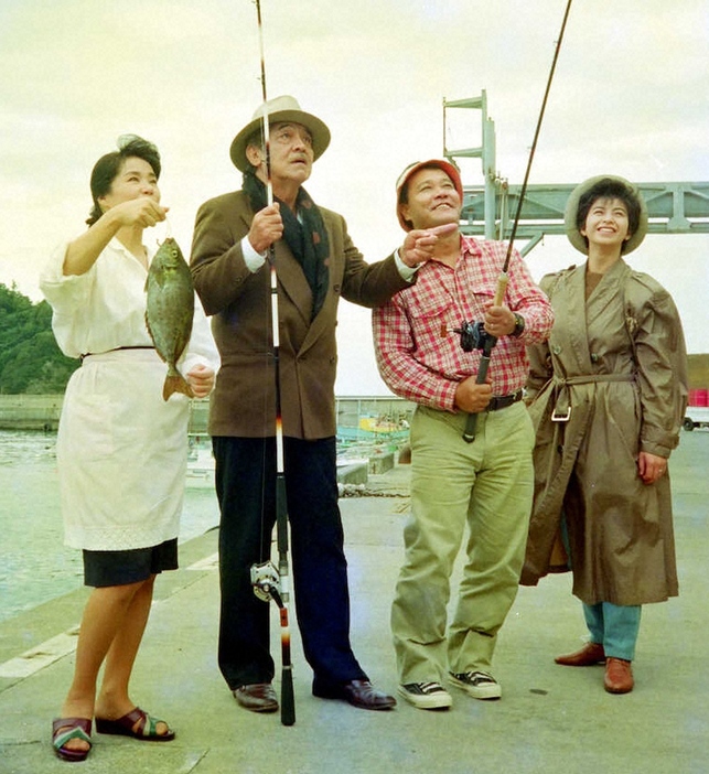 90年、映画「釣りバカ日誌3」のロケに臨む(左から)五月みどり、三國連太郎さん、西田敏行さん、石田えり