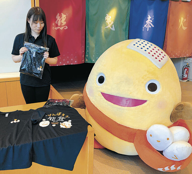 七尾市和倉温泉のゆるキャラ「わくたまくん」。能登を応援するため、七尾市に全国のゆるキャラが集まる