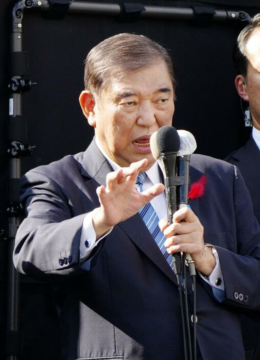 街頭演説する自民党総裁の石破首相＝13日午後、埼玉県草加市