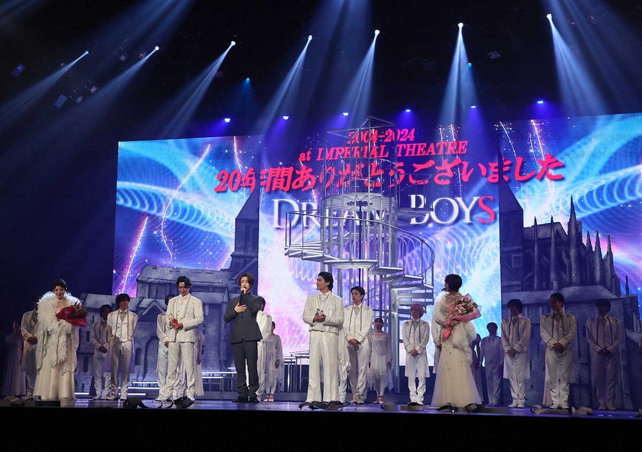 ＜DREAM　BOYS＞カーテンコールで笑顔を見せる出演者たち（撮影・西海健太郎）