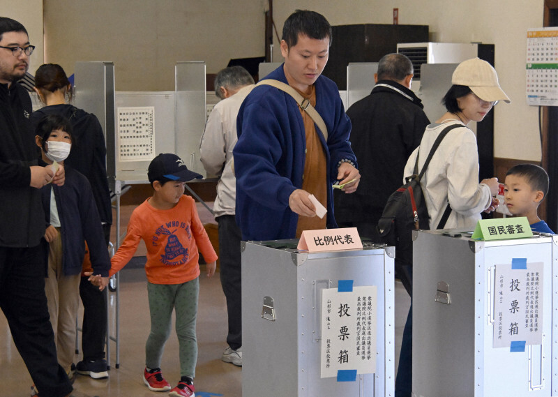 家族連れの姿が目立った投票所＝山形市で2024年10月27日午前11時43分、竹内幹撮影