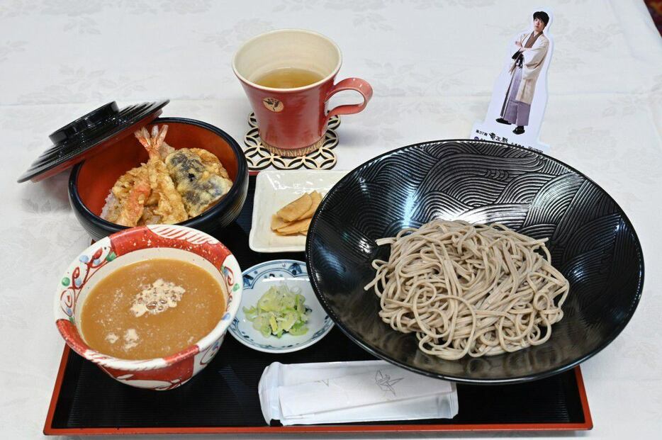 藤井聡太竜王の昼食「辛味しぼりおろしそばと小天丼」、「越前豆入り茶」（日本将棋連盟提供）