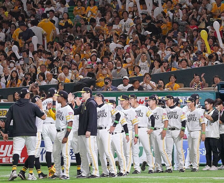 日本ハムに勝利し、ベンチ前でタッチを交わすソフトバンクナイン（撮影・西田忠信）