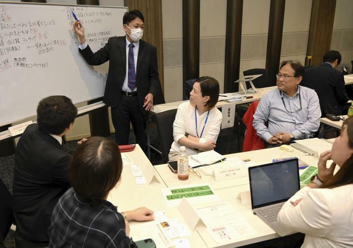 商店街の新たな役割や活性化策などを話し合う交流会の参加者＝30日午後、松山市千舟町4丁目