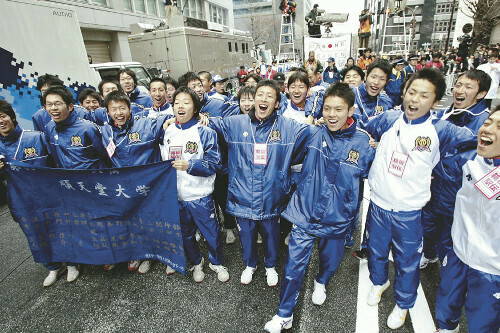 優勝を確信し、校歌を歌う順天堂大のメンバーら。前列右から３人目が今井さん、４人目が小野さん（２００７年１月３日、東京・大手町で）