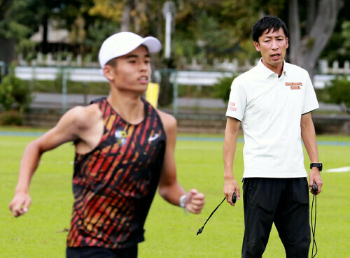 母校の前橋育英高で陸上競技部の男子生徒を指導する小野さん（９月２５日、前橋市で）＝今利幸撮影